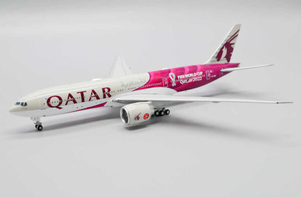 Boeing 777-200LR Qatar Airways "World Cup Livery" A7-BBI JC Wings XX40011 1:400 – Bild 3