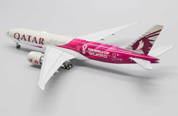Boeing 777-200LR Qatar Airways "World Cup Livery" A7-BBI JC Wings XX40011 1:400 – Bild 6