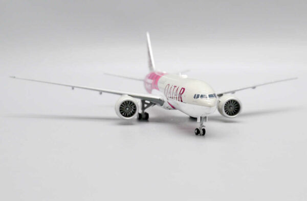 Boeing 777-200LR Qatar Airways "World Cup Livery" A7-BBI JC Wings XX40011 1:400 – Bild 8
