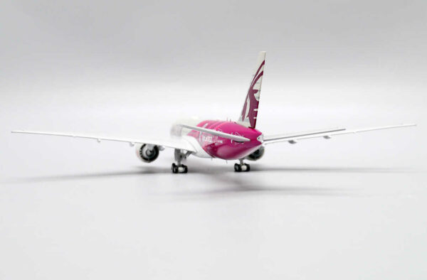 Boeing 777-200LR Qatar Airways "World Cup Livery" A7-BBI JC Wings XX40011 1:400 – Bild 9