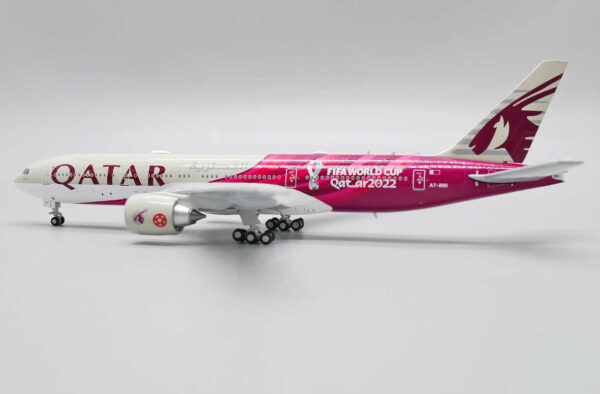 Boeing 777-200LR Qatar Airways "World Cup Livery" A7-BBI JC Wings XX40011 1:400 – Bild 10