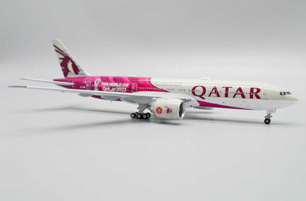 Boeing 777-200LR Qatar Airways "World Cup Livery" A7-BBI JC Wings XX40011 1:400 – Bild 11