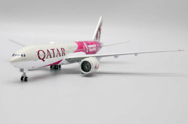 Boeing 777-200LR Qatar Airways "World Cup Livery" A7-BBI JC Wings XX40011 1:400 – Bild 12