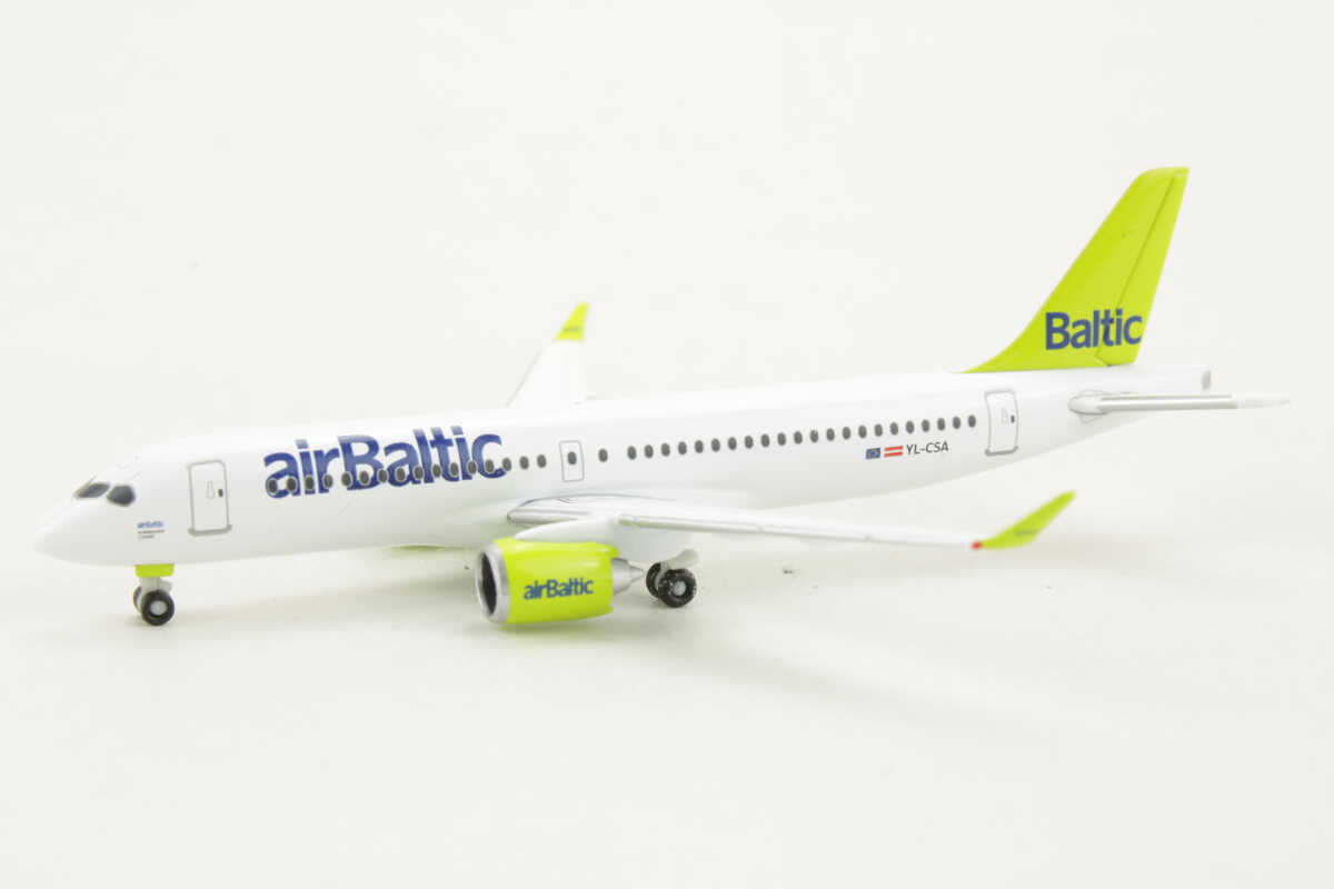 Bombardier CS300 airBaltic YL-CSA Herpa 530798 1:500 – Bild 3