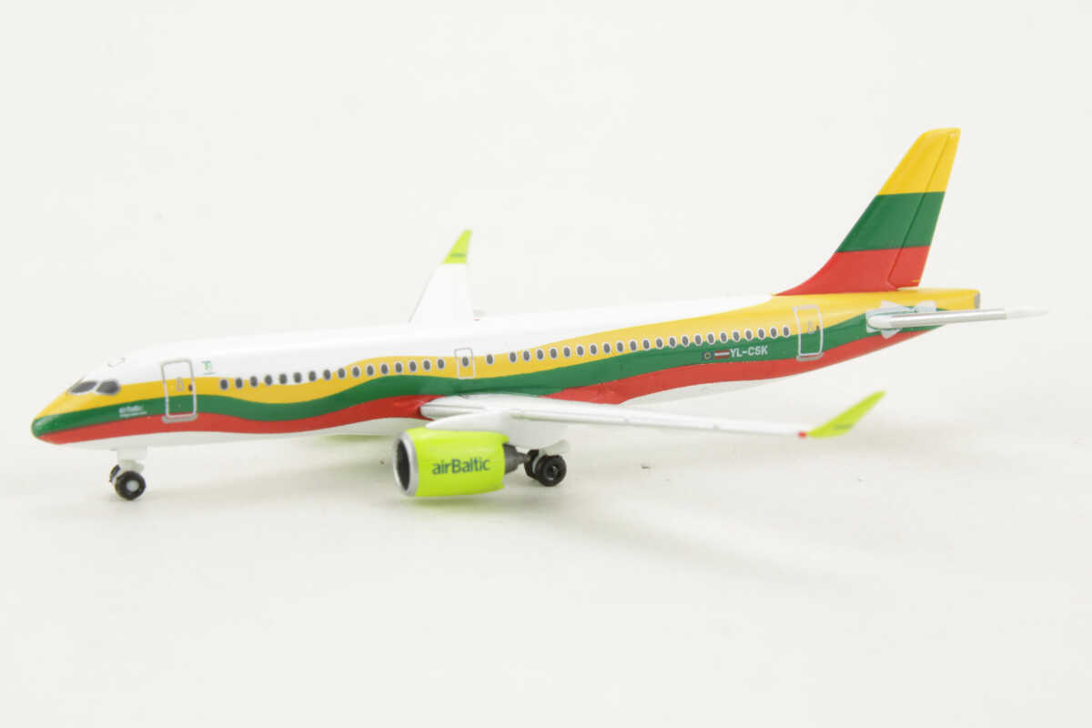 Airbus A220-300 airBaltic "Lithuania" YL-CSK Herpa 534123 1:500 – Bild 3