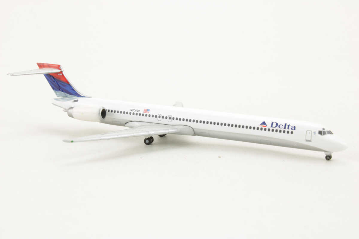 McDonnell Douglas MD-90 Delta Air Lines N906DA Herpa 507776 1:500 – Bild 2