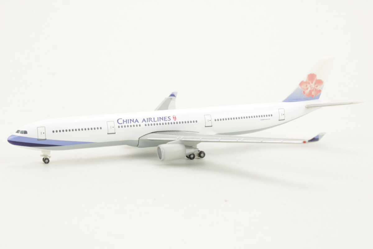 Set 3 pcs China Airlines Boeing 747 / 737 Airbus A330 Herpa 514231 1:500 – Bild 8