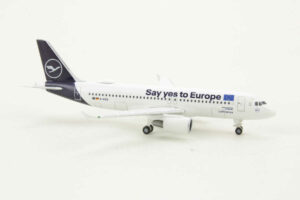 Alternative view of Airbus A320 Lufthansa "Say yes to Europe" Sindelfingen D-AIZG Herpa 533614 1:500