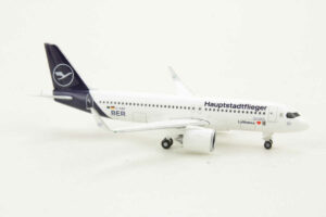 Alternative view of Airbus A320neo Lufthansa "Hauptstadtflieger" D-AINZ Herpa 535090 1:500