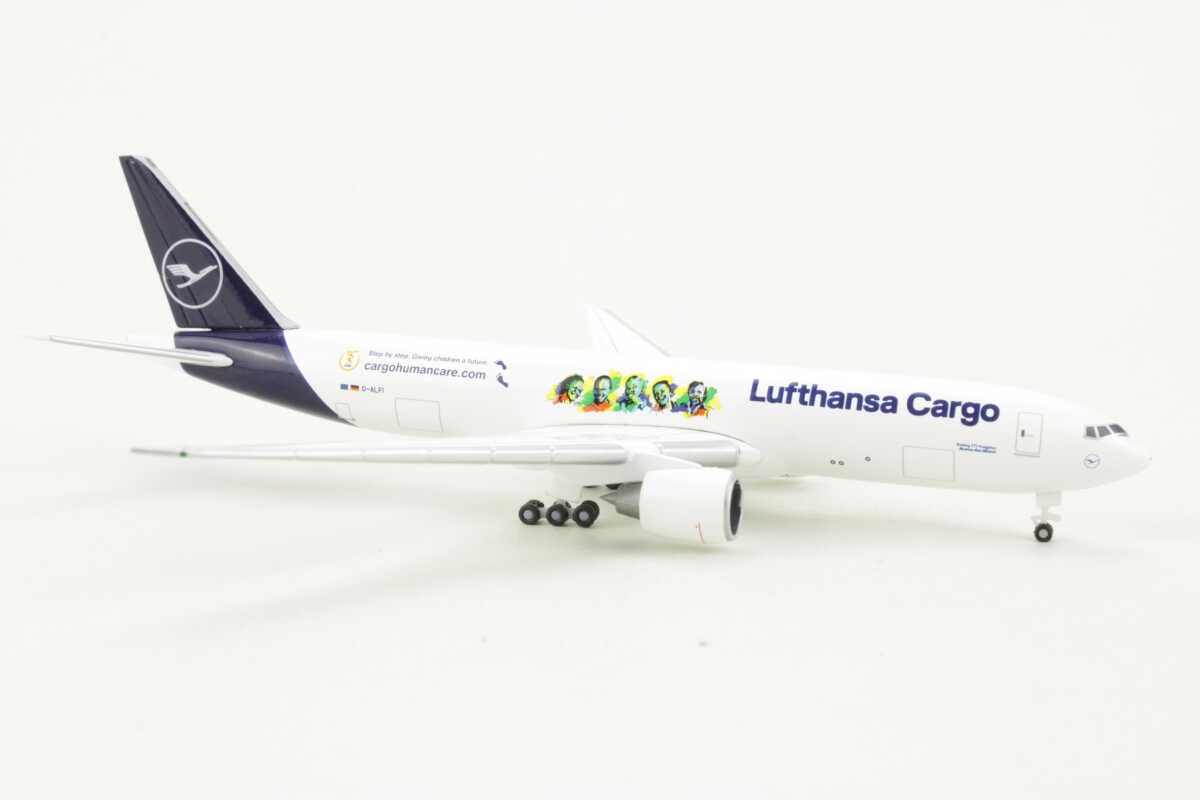 Boeing 777F Lufthansa Cargo "Buenos Dias Mexico" D-ALFI Herpa 535755 1:500 – Bild 2