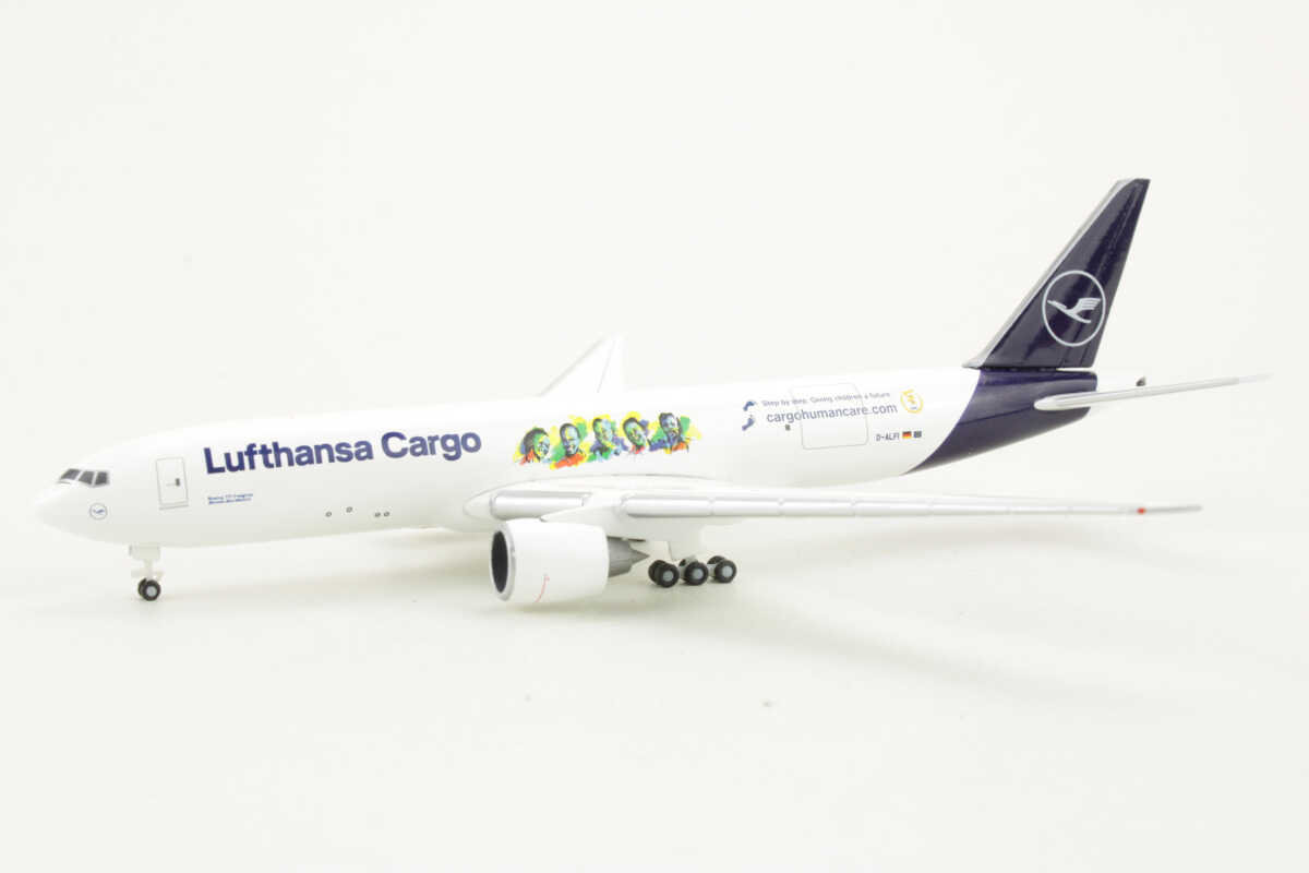 Boeing 777F Lufthansa Cargo "Buenos Dias Mexico" D-ALFI Herpa 535755 1:500 – Bild 3