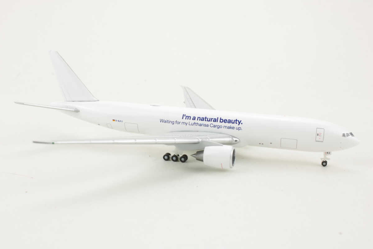 Boeing 777F Lufthansa Cargo "I'm a natural beauty" D-ALFJ Herpa 536240 1:500 – Bild 2
