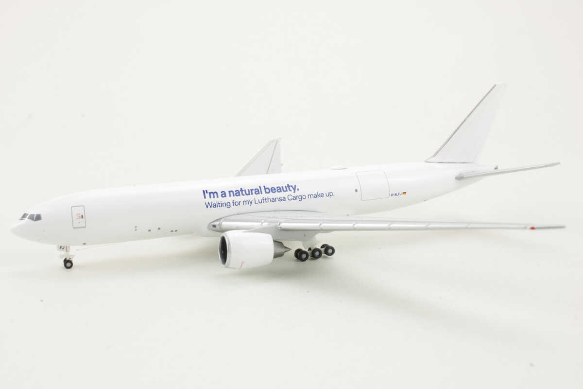 Boeing 777F Lufthansa Cargo "I'm a natural beauty" D-ALFJ Herpa 536240 1:500 – Bild 3