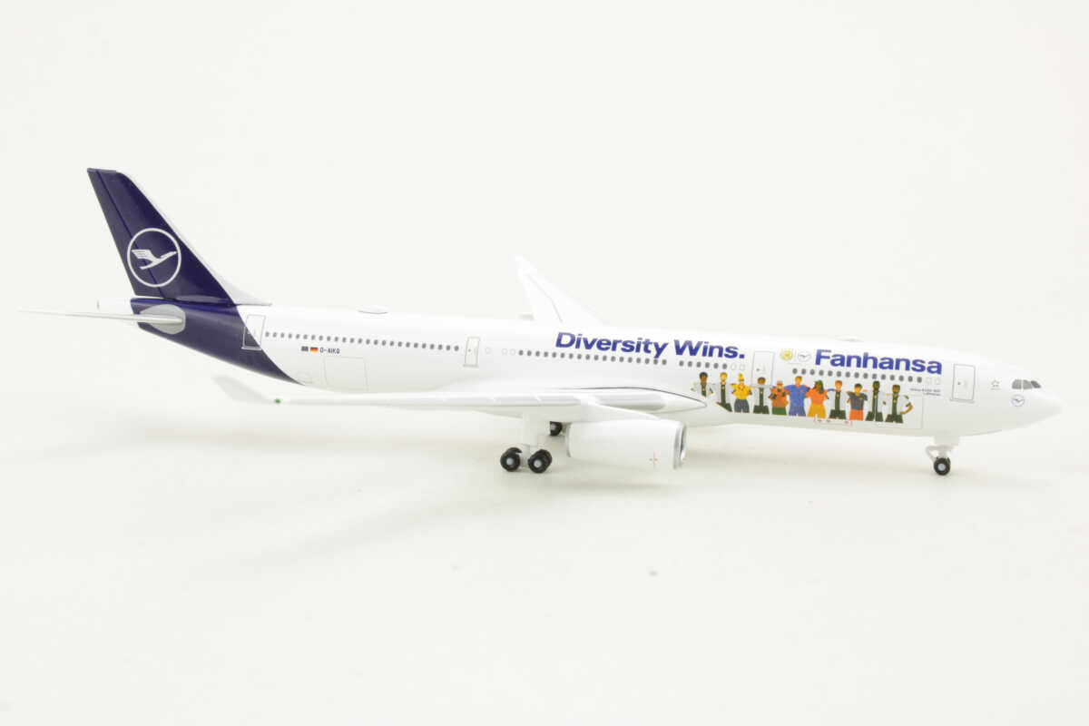 Airbus A330-300 Lufthansa "Fanhansa - Diversity Wins" D-AIKQ Herpa 537216 1:500 – Bild 2