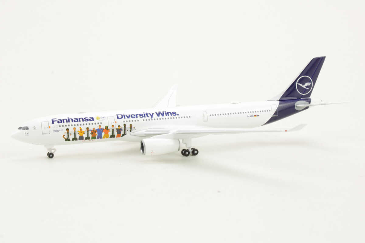 Airbus A330-300 Lufthansa "Fanhansa - Diversity Wins" D-AIKQ Herpa 537216 1:500 – Bild 3