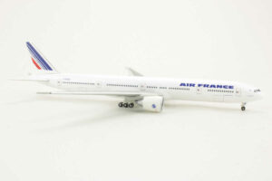 Alternative view of Boeing 777-300ER Air France F-GSQB Herpa 561259 1:400