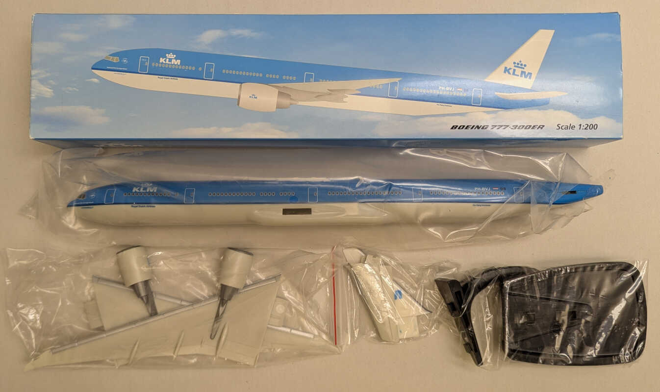 Boeing 777-300ER KLM Royal Dutch Airlines PH-BVJ PPC Holland Snap-Fit 1:200 - Image 2