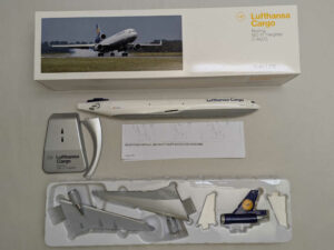 Alternative view of McDonnell Douglas MD-11F Lufthansa Cargo D-ALCC Limox Snap-Fit LH06 1:200