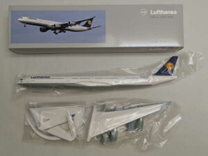 Alternative view of Airbus A340-600 Lufthansa Limox Snap-Fit LX003 1:200
