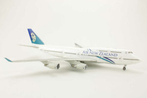 Alternative view of *2.Wahl* Boeing 747-400 Air New Zealand ZK-SUH Herpa Premium 016131 1:200 *2nd choice*