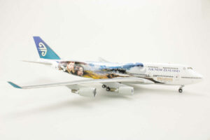 Alternative view of *2.Wahl*  Boeing 747-400 Air New Zealand "Legolas & Aragorn" ZK-SUJ Herpa Premium 016339 1:200 *2nd choice*