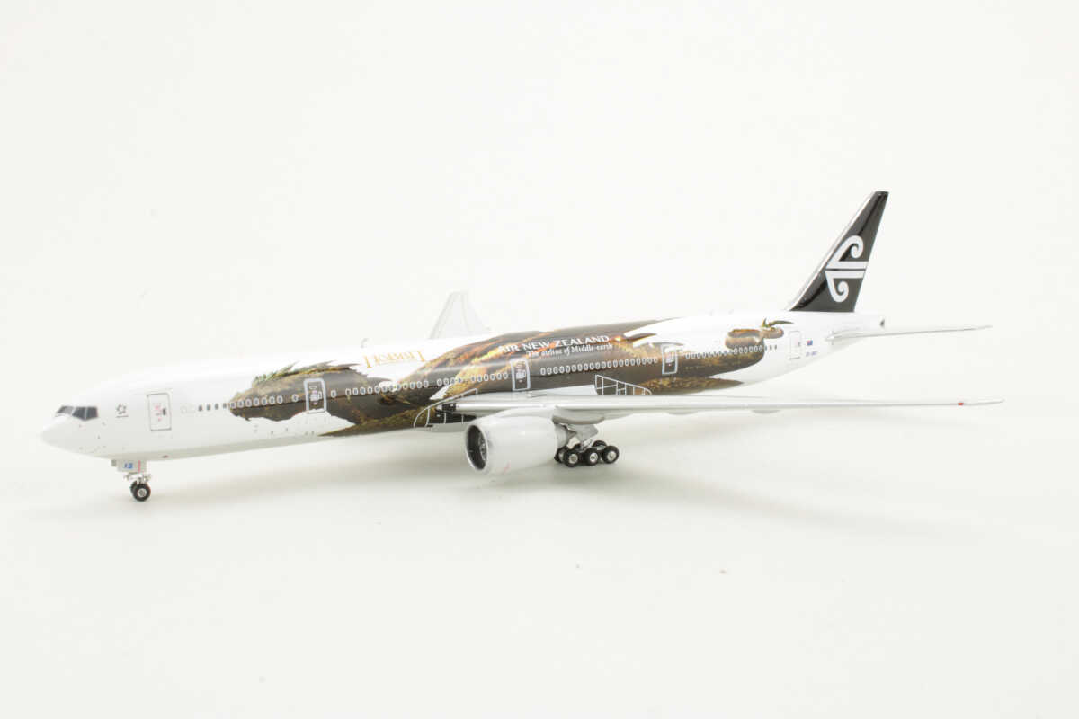 Boeing 777-300ER Air New Zealand "Hobbit" ZK-OKO Phoenix 04046 1:400 - Image 3