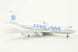 Alternative view of Boeing 747-100 Pan Am N744PA Herpa 519250 1:500