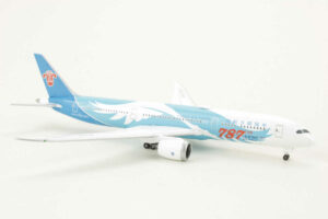 Alternative view of Boeing 787-9 China Southern B-1168 Herpa 533300 1:500