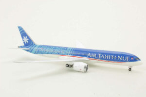 Alternative view of Boeing 787-9 Air Tahiti Nui F-OMUA NG Models 55102 1:400