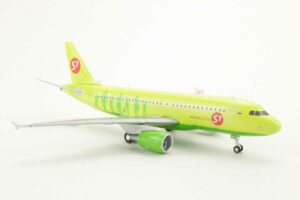 Alternative view of Airbus A319 S7 Airlines VP-BHQ Herpa 559072 1:200