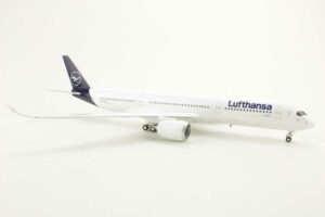 Alternative view of Airbus A350-900 Lufthansa "Schwerin" D-AIXM Herpa 559577 1:200