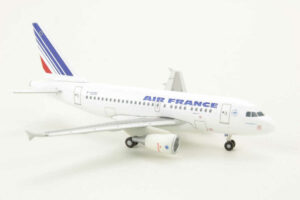 Alternative view of Airbus A318 Air France F-GUGI Herpa 560870 1:400