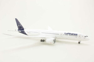 Alternative view of Boeing 787-9 Lufthansa "Berlin" D-ABPA Herpa 572033 1:200
