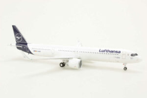 Alternative view of Airbus A321neo Lufthansa "Naumburg" D-AIEG Herpa 572415 1:200