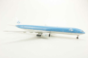Alternative view of Boeing 777-300ER KLM Royal Dutch Airlines PH-VBA Gemini Jets G2KLM195 1:200