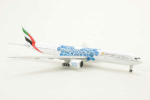 Alternative view of Boeing 777-300ER Emirates "Expo 2020" A6-EPK Gemini Jets GJUAE1834 1:400