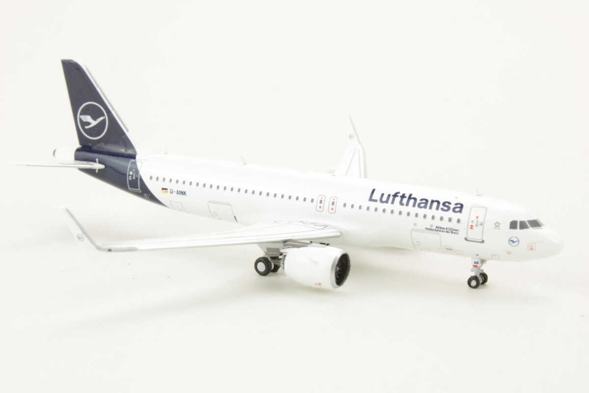Airbus A320neo Lufthansa D-AINK Panda Model PMD-AINK 1:400 - Image 2