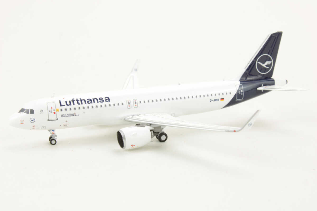 Airbus A320neo Lufthansa D-AINK Panda Model PMD-AINK 1:400 - Image 3