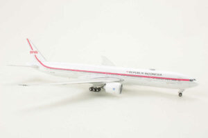 Alternative view of Boeing 777-300ER Republik Indonesia PK-GIG Phoenix 11646 1:400