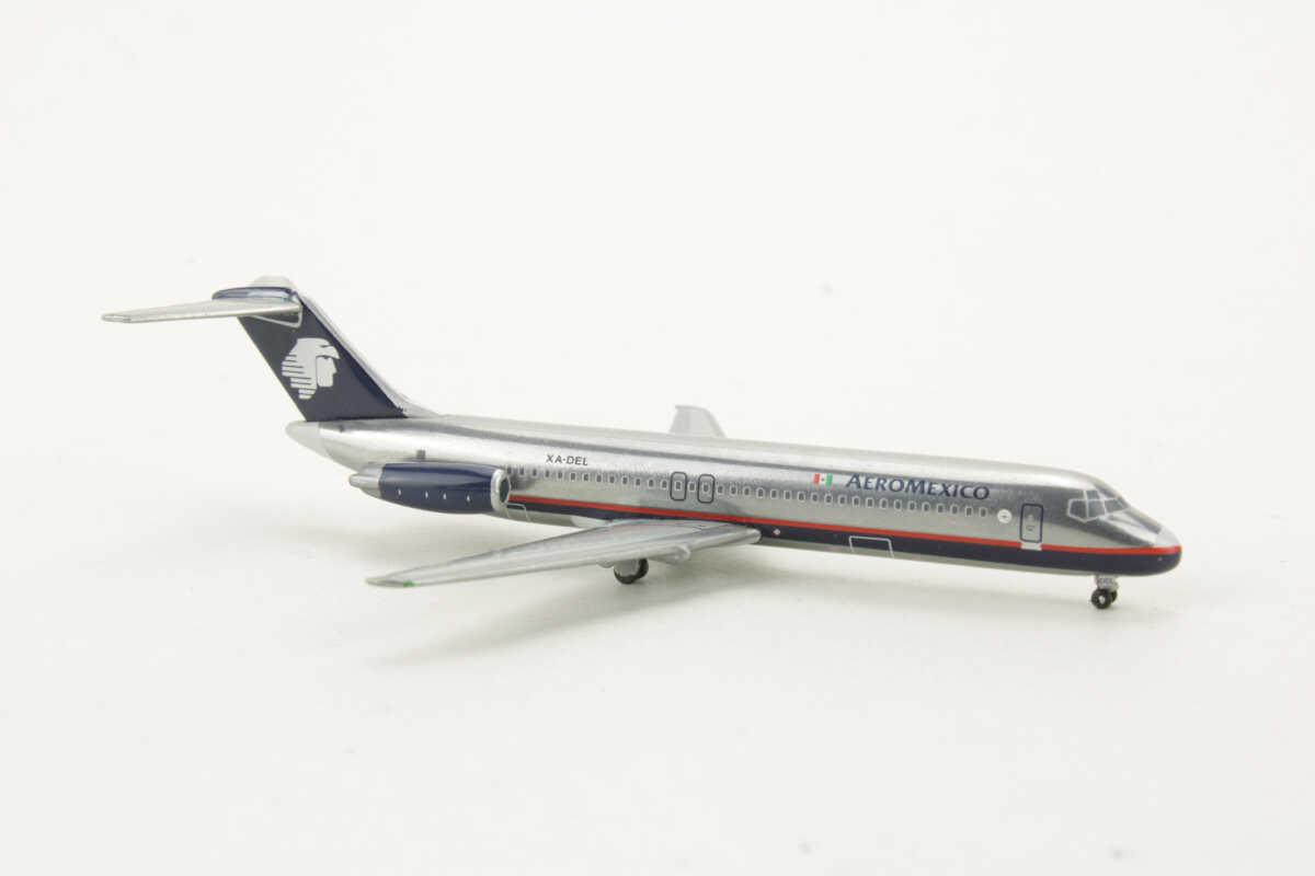 Douglas DC-9-30 Aeromexico XA-DEL Gemini Jets GJAMX530 1:400 - Image 2