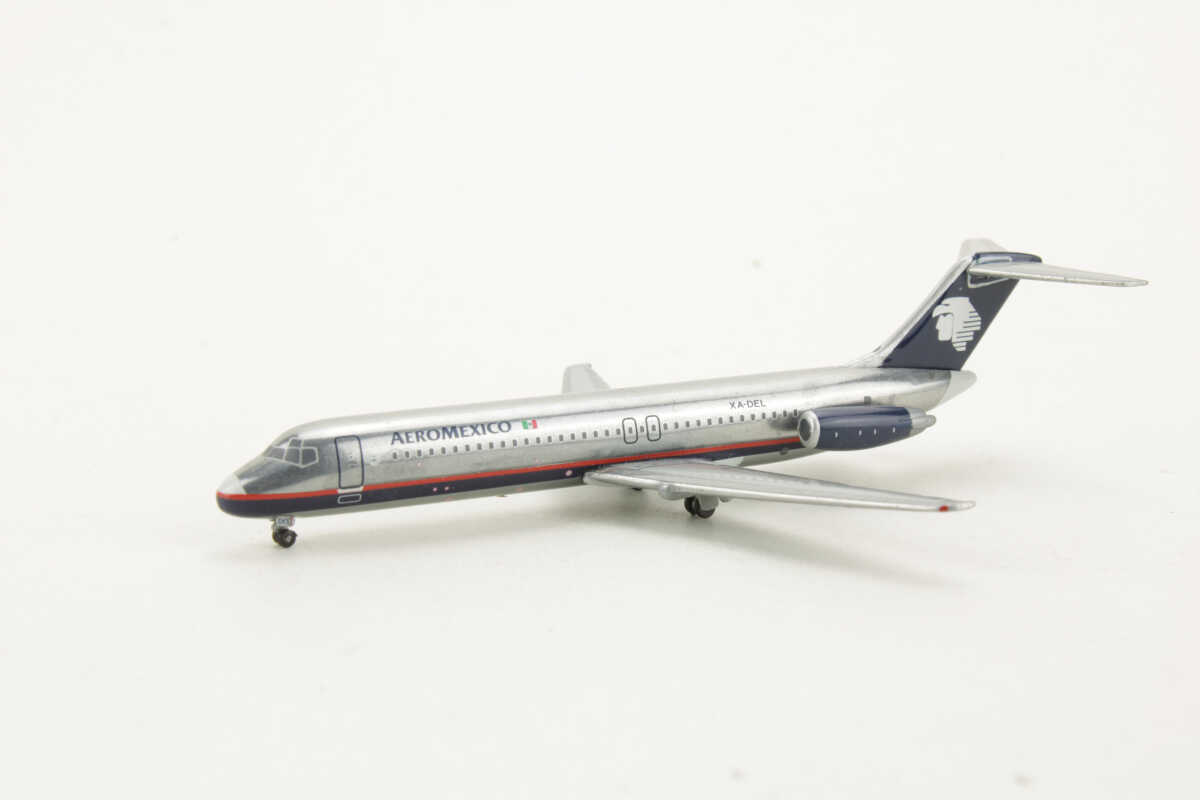 Douglas DC-9-30 Aeromexico XA-DEL Gemini Jets GJAMX530 1:400 - Image 3