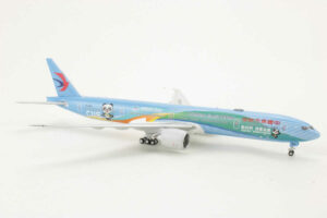 Alternative view of Boeing 777-300ER China Eastern B-2002 JC Wings XX4461 1:400