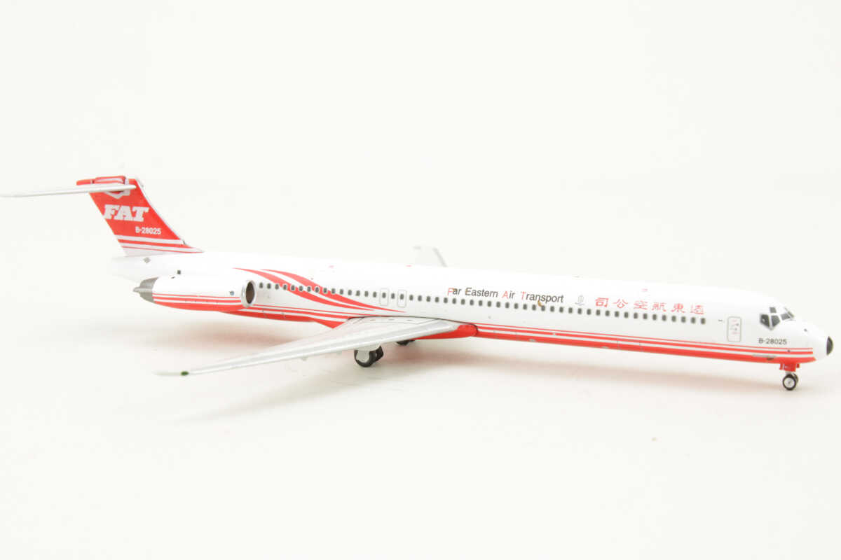 McDonnell Douglas MD-82 FAT Far Eastern Air Transport B-28025 Phoenix 10933 1:400 – Bild 2