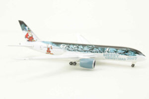 Alternative view of Boeing 787-8 Dreamliner X-Mas Modell 2007 Herpa 506168 1:500