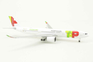 Alternative view of Airbus A330-900neo TAP Air Portugal CS-TUA Herpa 532860 1:500