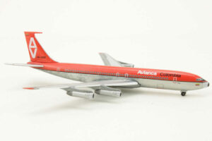 Alternative view of Boeing 707-300 Avianca Colombia "Sucre" HK-1402 Herpa 534093 1:500