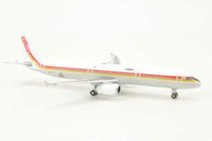 Alternative view of Airbus A321 Royal Jordanian Alia Retrojet JY-AYV Herpa 536462 1:500