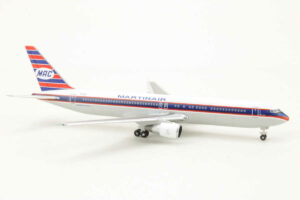 Alternative view of Boeing 767-300 Martinair "Retrojet" PH-MCL Herpa 536806 1:500