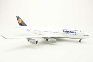 Alternative view of Boeing 747-400 Lufthansa "Bayern" D-ABVU Herpa 550031 1:200