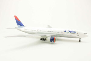 Alternative view of Boeing 777-200 Delta Air Lines N863DA Herpa 550246 1:200